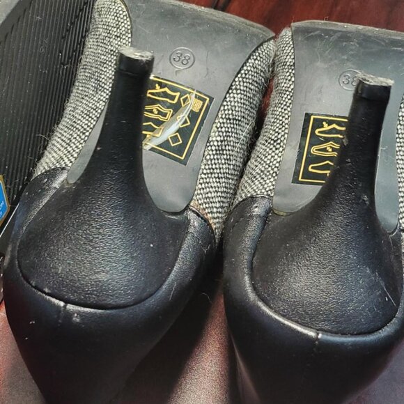 Black and Gray high heels. - Picture 3 of 7